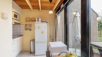 Een koelkast, een magnetron, een koffiezetapparaat/waterkoker