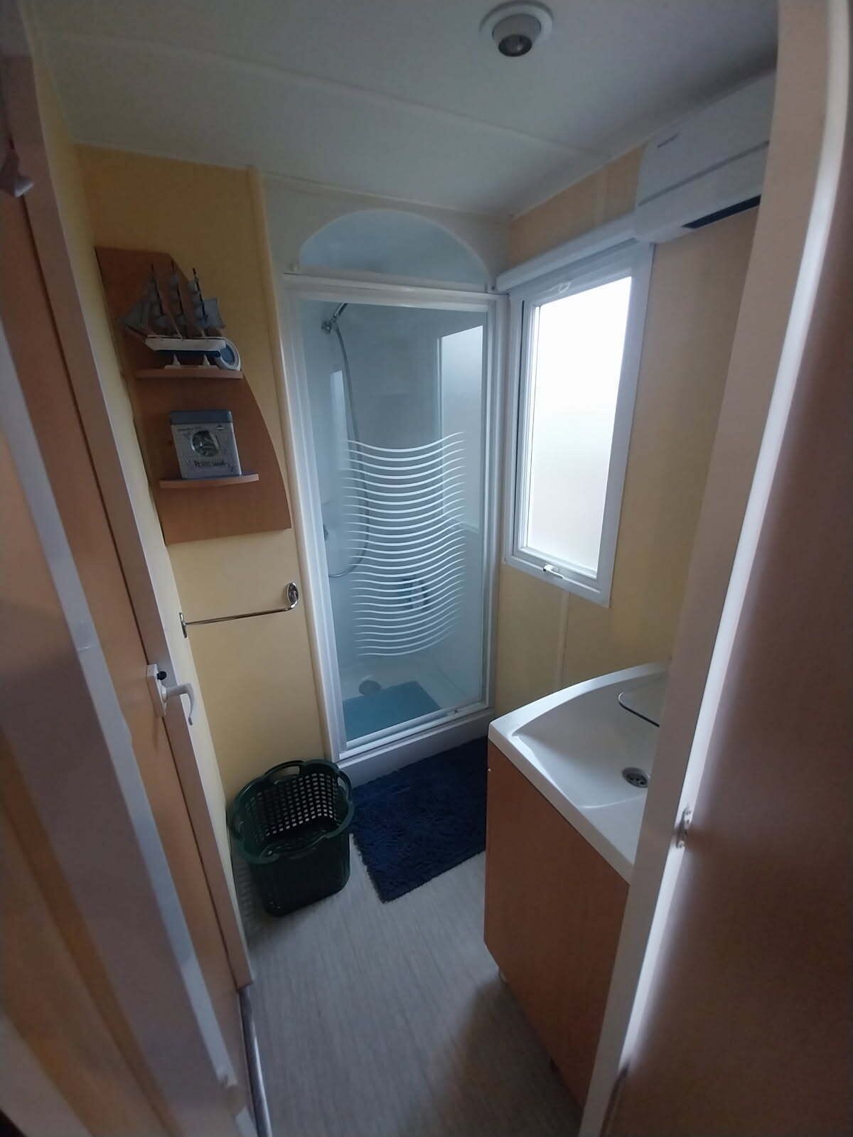 Ducha, secador de pelo, toallas, jabón