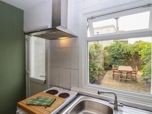 Fridge, microwave, oven, coffee/tea maker