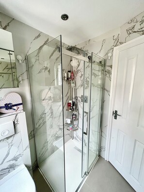 Shower, hair dryer, towels, soap - Family home Clapham Common (London)