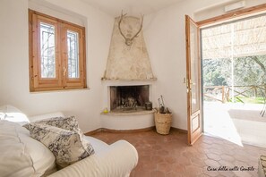 Interior - House of the gentle valley  (MATTINATA)