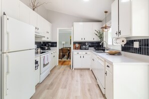 Réfrigérateur, four à micro-ondes, un four, surface de cuisson