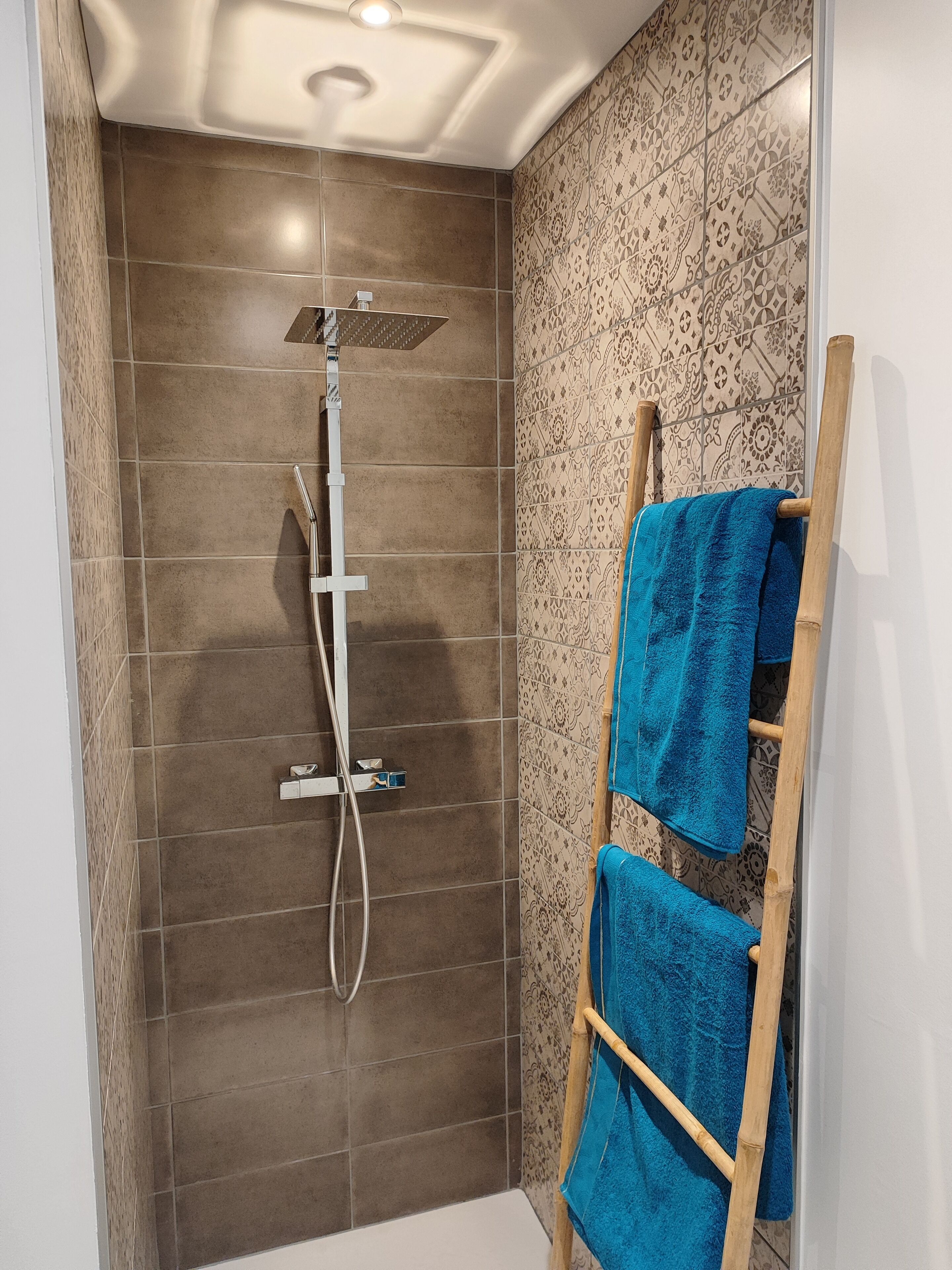 Een douche, een bubbelbad, een haardroger, handdoeken