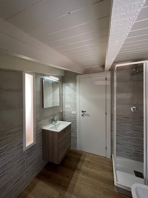 Een douche, een haardroger, een bidet, handdoeken