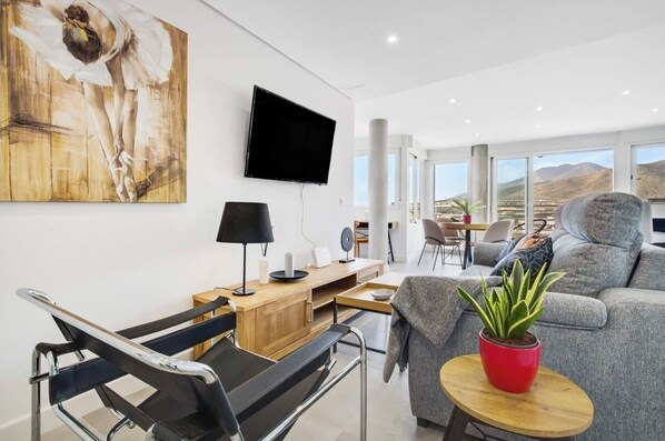 Smart TV, books - Capricho en las 3 Torres (Torremolinos)