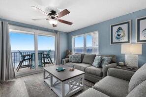 Apartment, Mehrere Betten (The Palms #501) | Wohnbereich | Fernseher