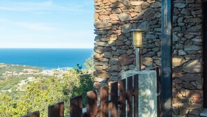 A stone building with a view of the sea. - Casa Cedro in Luddui (Budoni)