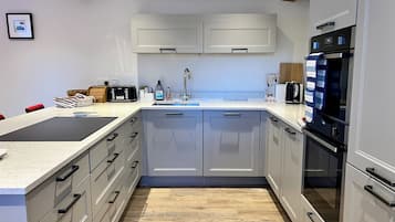 Ferienhaus | Eigene Küche | Kühlschrank, Mikrowelle, Ofen, Herdplatte