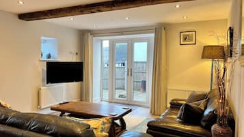 Cottage | Living area | TV