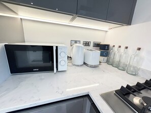 Refrigerador, microondas, horno, lavavajillas