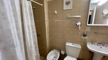 Regadera, secadora de cabello, bidet, toallas