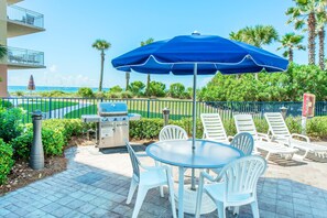 Apartamento, varias camas (Waterscape 235-A) | Restaurante al aire libre