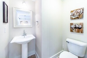 Appart'hĂŽtel, plusieurs lits (Waterscape 235-A) | Salle de bain | Serviettes fournies, savon, papier toilette