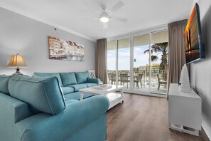 Condo, nhiều giường (Waterscape 425-A) | Khu phòng khách | TV 