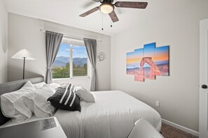 3 Schlafzimmer, Schreibtisch, Bügeleisen/Bügelbrett, Reisekinderbett