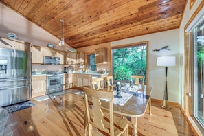 Fridge, microwave, oven, stovetop - Waterfront Lancaster Cabin ~ 10 Mi to Kilmarnock! (Lancaster)