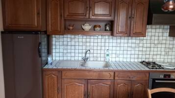 雪櫃、微波爐、焗爐、爐具