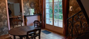 Maison de Ville, Jardin. 5 Chambres, 3 Salles de Bains, Cuisine et 2 Salons