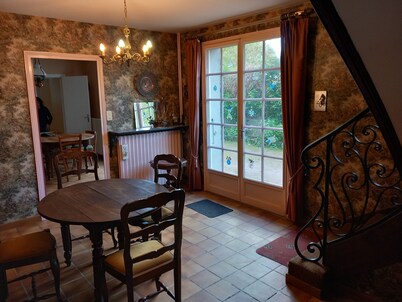 Maison de Ville, Jardin. 5 Chambres, 3 Salles de Bains, Cuisine et 2 Salons