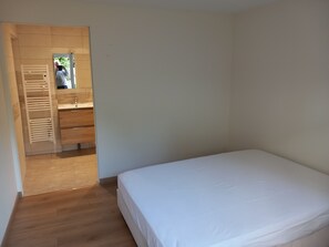 5 bedrooms, bed sheets, wheelchair access