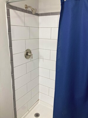 Dusj, håndklær, såpe og toalettpapir