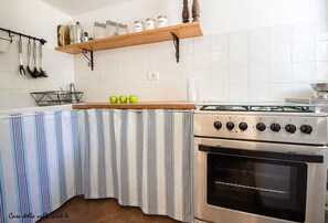 Een koelkast, een oven, een kookplaat, een koffiezetapparaat/waterkoker