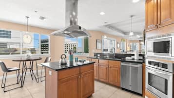 Condo, varias camas, balcón (Sun West Palms 301) | Cocina privada | Refrigerador, microondas, horno y parrilla de estufa