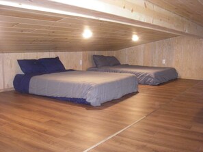 3 habitaciones, tabla de planchar con plancha y cuna de viaje 