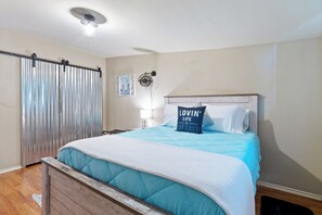 3 bedrooms, free WiFi, bed sheets - Deep water that does not dry. Perfect fishing off dock. (Mabank)