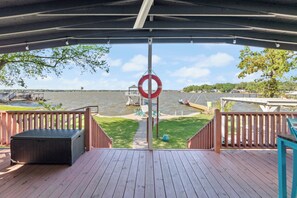 Terrace/patio - Deep water that does not dry. Perfect fishing off dock. (Mabank)