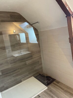 Shower, hair dryer, towels, soap - Ker Lan est une Maison de Campagne au Coeur de la Forêt de Brocéliande (Paimpont)