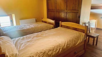 4 bedrooms, WiFi, bed sheets