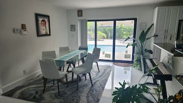 Comfort Apartment, 2 Bedrooms, Pool View | In-room dining