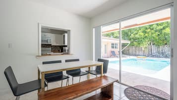 Apartamento clássico, 2 quartos, vista para a piscina | Terraço/pátio