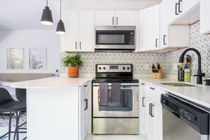 普通開放式客房, 1 張特大雙人床 | 私人廚房 | 咖啡機/沖茶器、電熱水壺、提供環保清潔產品