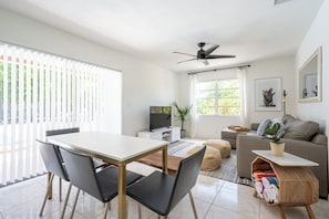 Classic-Apartment, 2 Schlafzimmer, Poolblick | Wohnbereich