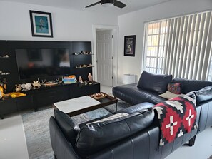 經典公寓, 2 間臥室, 泳池景 | 遮光窗簾/窗簾、熨斗/熨衫板、免費 Wi-Fi、床單