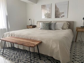 Blackout curtains, iron/ironing board, free WiFi, bed sheets - Lighthouse Guest Suites (Fort Lauderdale)