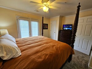 2 bedrooms, iron/ironing board, travel crib, WiFi - Heart of Helen Condo located in downtown Helen GA just minutes from everything.  (Helen)