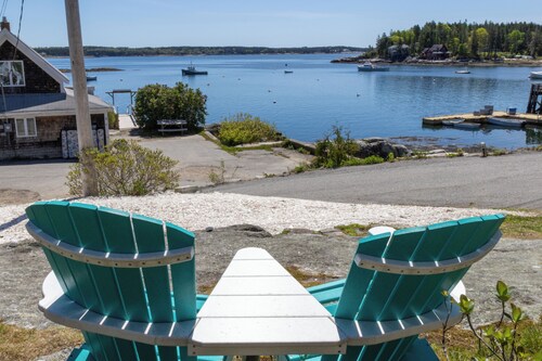 Cozy Ocean Side Cottage with screened in Sun room! 5 minutes from Private beach