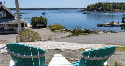 Cozy Ocean Side Cottage with screened in Sun room! 5 minutes from Private beach