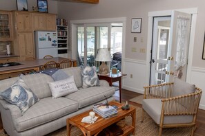 Smart-TV, DVD-spiller, bøker og stereoanlegg