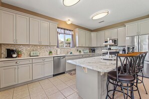 Fridge, microwave, oven, stovetop - House of Wizardry- Magical Family 7BR-w/ amazing POOL- Near Disney (Davenport)