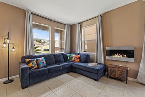 Smart TV, fireplace, computer monitors - House of Wizardry- Magical Family 7BR-w/ amazing POOL- Near Disney (Davenport)