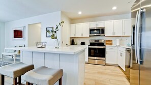 Een koelkast, een magnetron, een oven, een vaatwasser