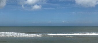 Exotic and Cozy Beach Cottage - 3 minute walk to the ocean!