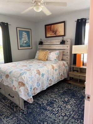 3 soverom, safe på rommet, skrivebord og reiseseng for barn