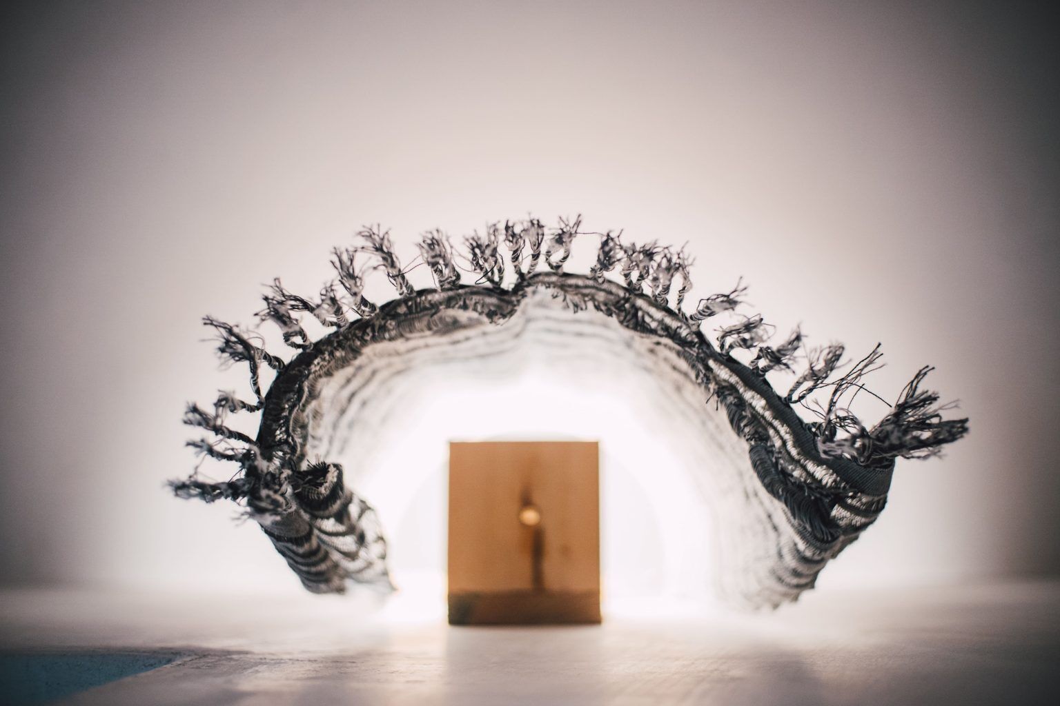 Une porte encadrée par une structure aux motifs complexes et aux formes sinueuses.