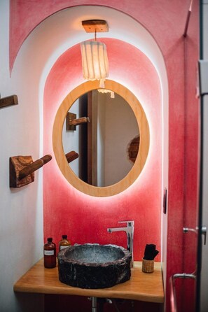 Habitació doble estàndard, 1 llit de matrimoni gran | Bany | Dutxa, assecador de cabells, tovalloles i sabó 