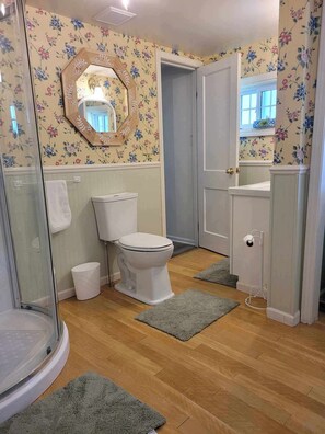 Chuveiro, toalhas de banho, sabonete, shampoo